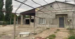 Дом с земельным участком и зданием под магазин