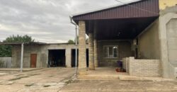 Дом с земельным участком и зданием под магазин